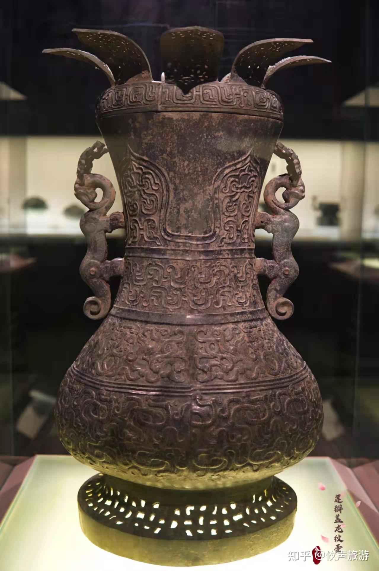 壶是古代的一种盛酒器,器型和现在水壶,茶壶有所不同,这件青铜器的
