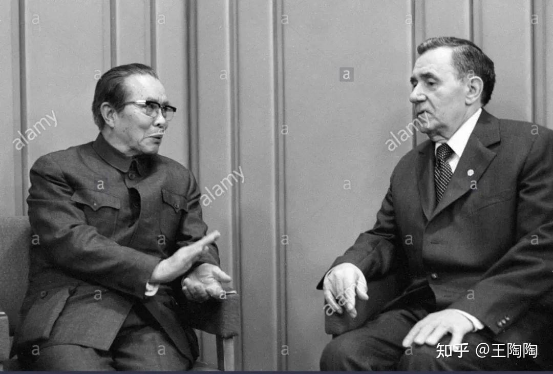 苏联外长葛罗米柯与参加葬礼的中国外长黄华会晤同苏共政治局委员