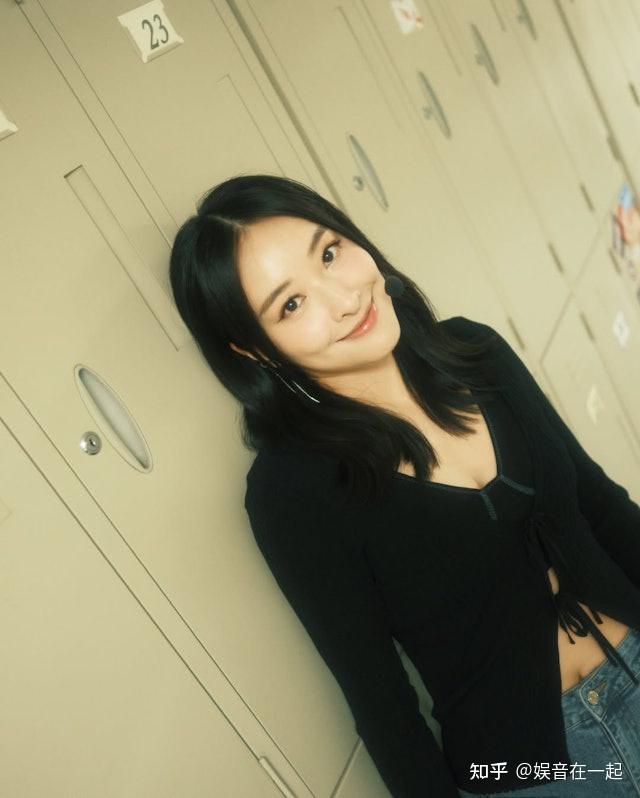 被陈滢生图惊到了!红裙配金发,真人比《卧底娇娃》里还女神 - 知乎