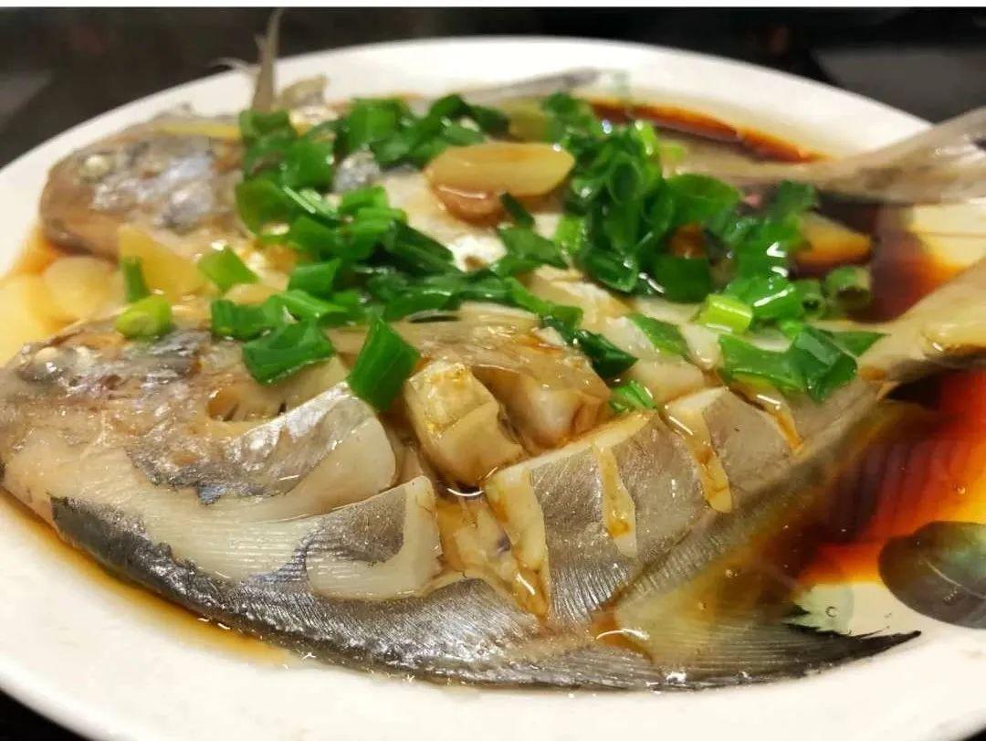简单又美味的葱油鲳鱼老人小孩都爱吃是真的爱吃