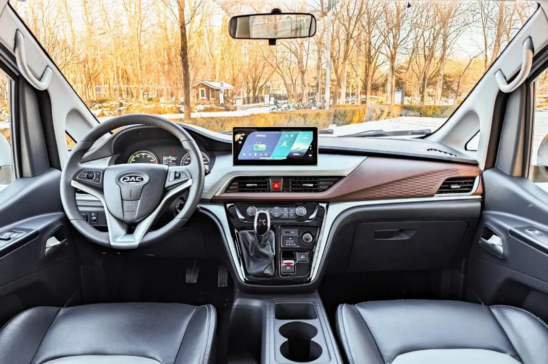 相比外观,2024款瑞风m3 plus hev在内饰设计方面进行了大刀阔斧的调整