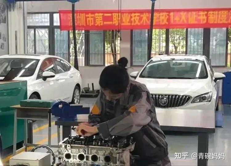 深圳"汽修女孩",一月内三登央视,获5亿流量,颜值与实力并存