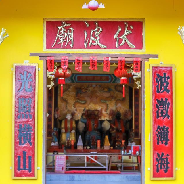 进门看看,大殿里的正中间是伏波庙的主神为玉霖大帝,伏波将军,华光