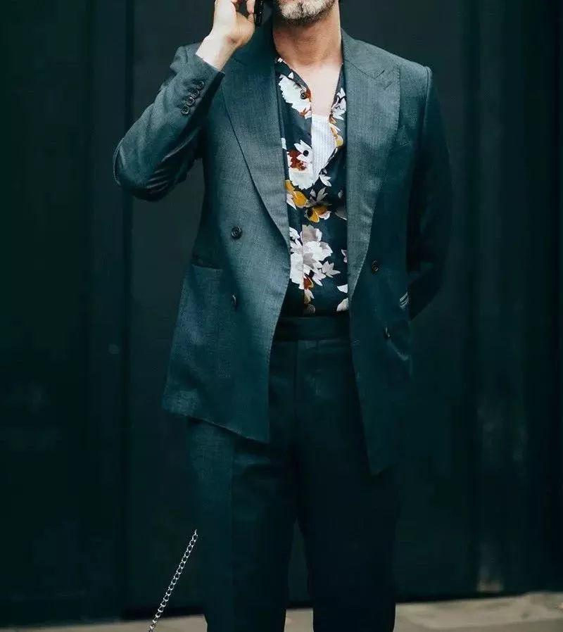穿西装但又不想太过古板的话,那么就把西装里的古板白色换成花衬衫准