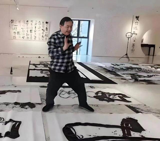 曾翔的“吼书”,究竟是大师手笔,还是杂耍、鬼画符? - 知乎