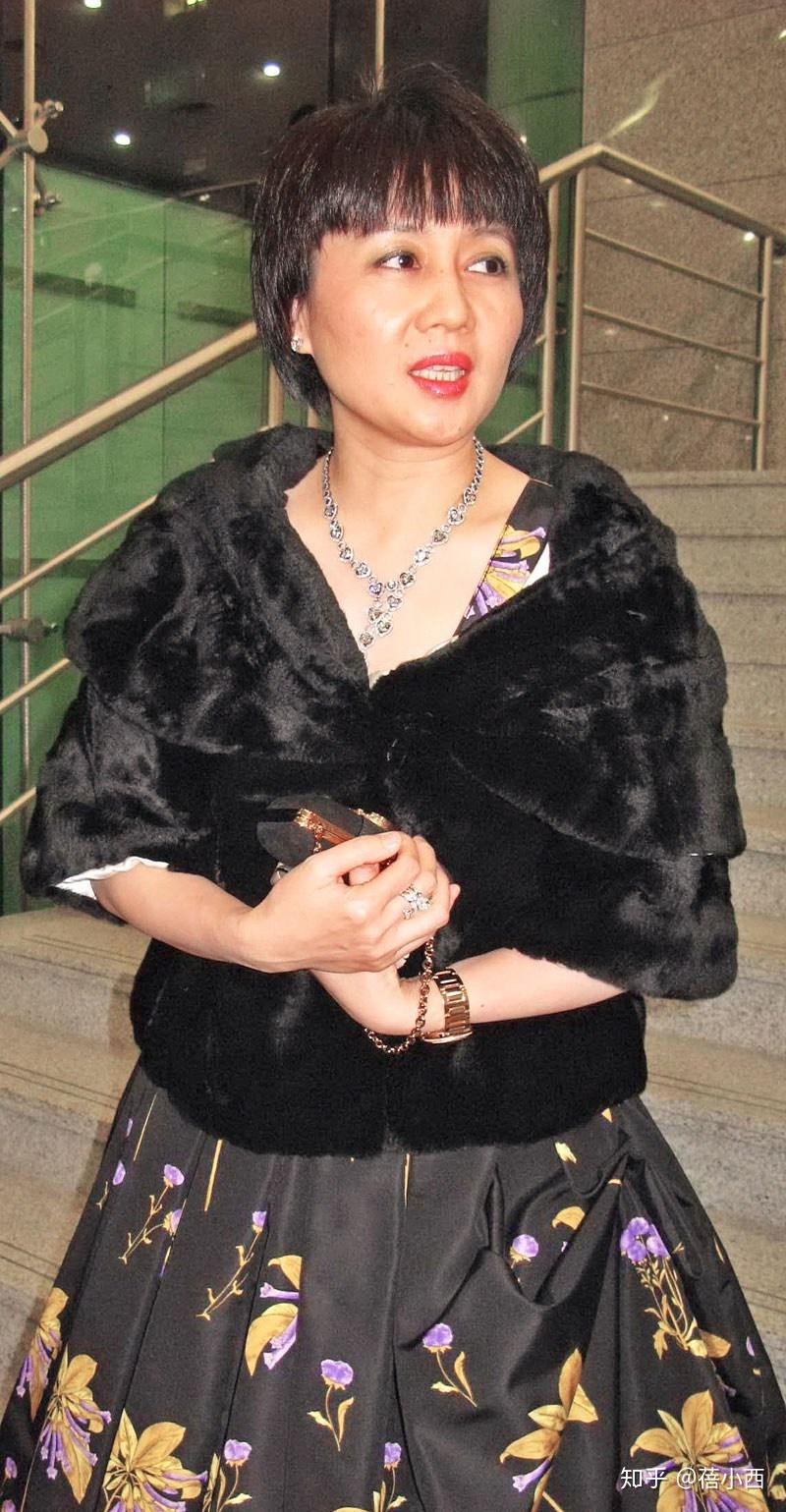赌王四太梁安琪也是穿搭高手，红色大衣配长筒靴，用丝巾来提亮 - 知乎