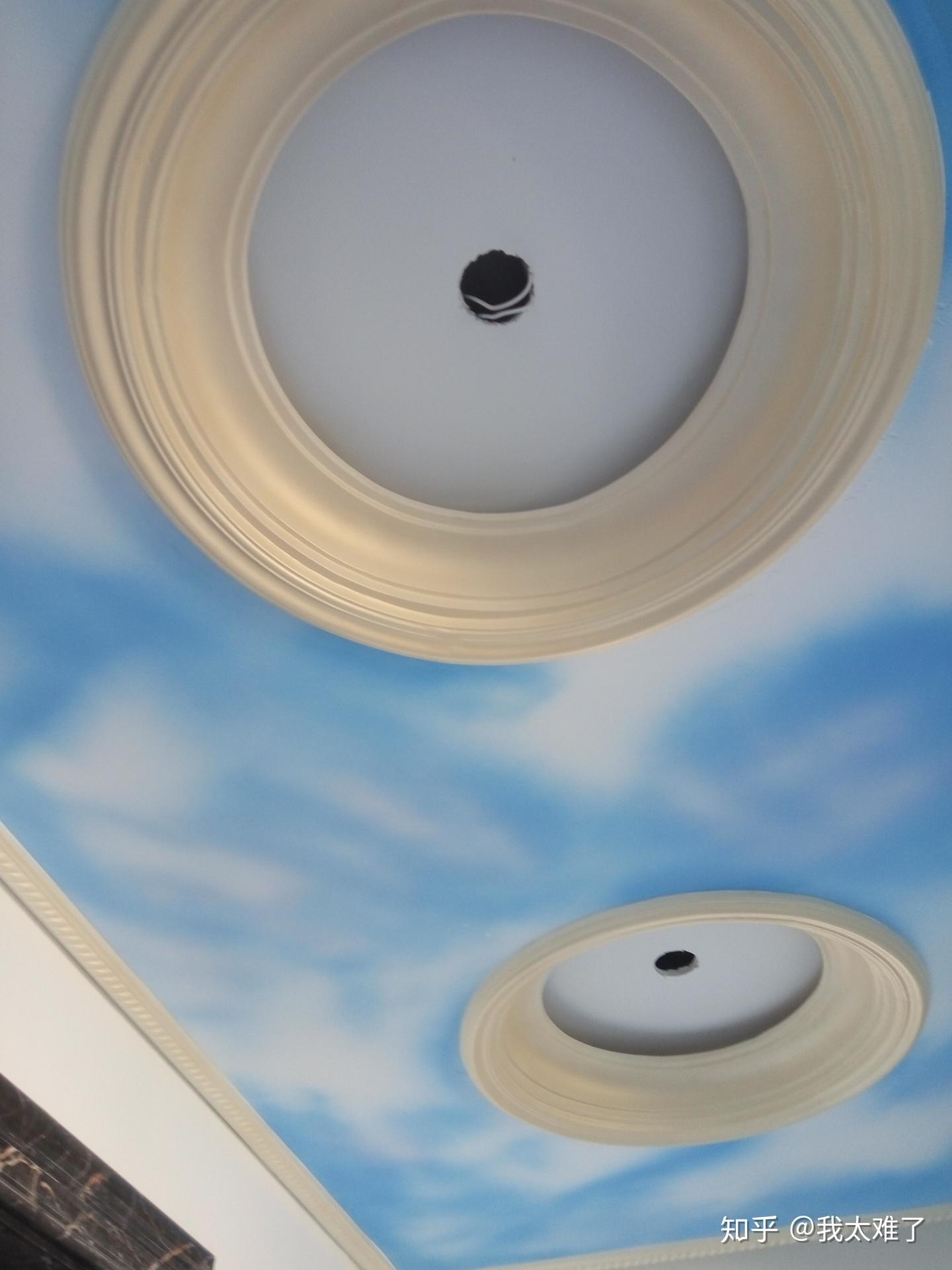 蓝天白云做法:1,首先用天蓝色涂料打底,普通的可以选择蓝色乳胶漆,用