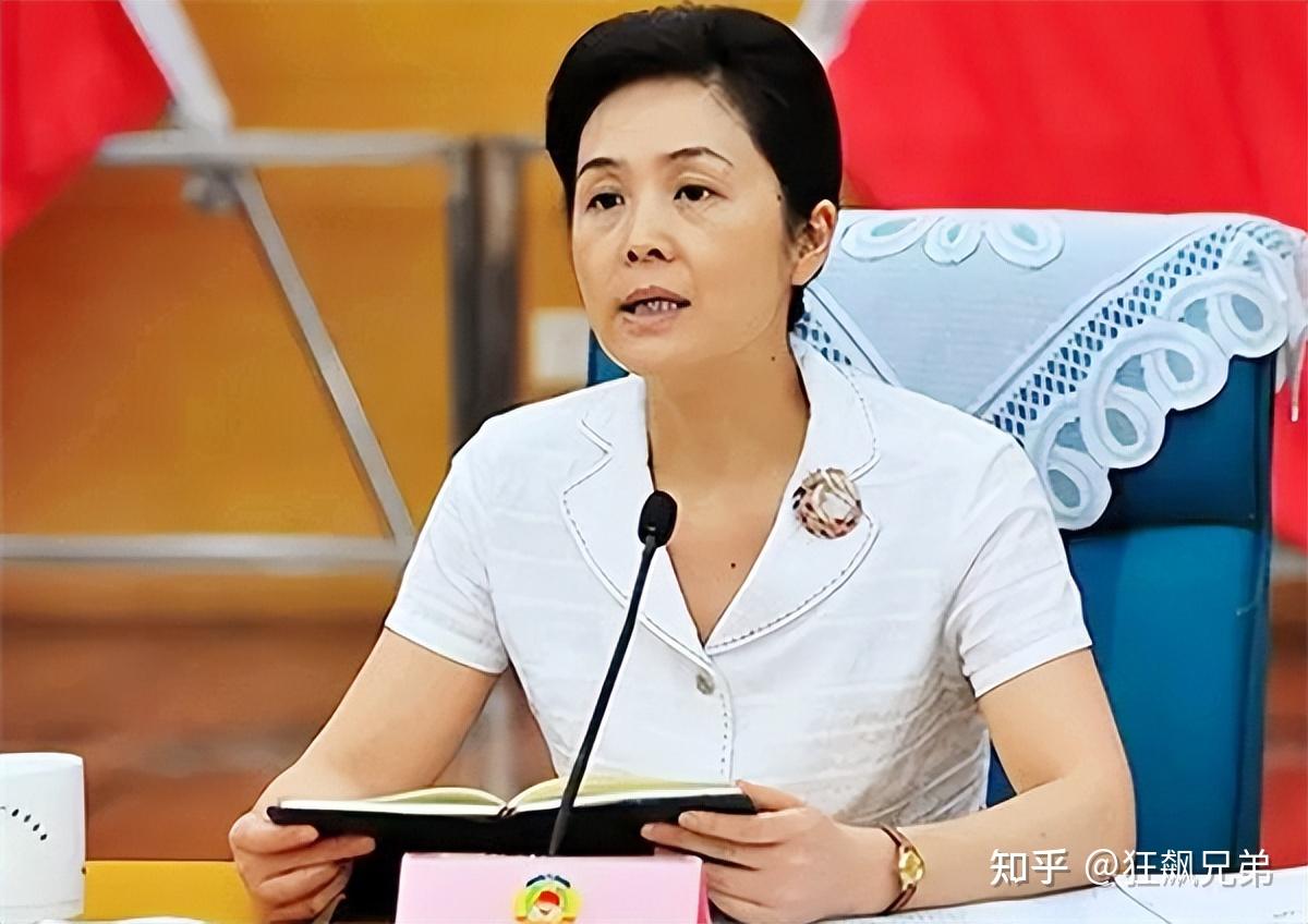 海南选出新一届政府领导班子：5人系博士，最年轻副省长仅45岁 | 极目新闻