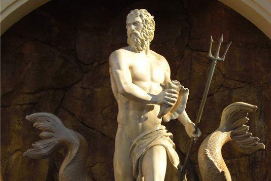 看热闹的众神们因太阳神阿波罗以能到世间的一切,自然也包括爱神偷情