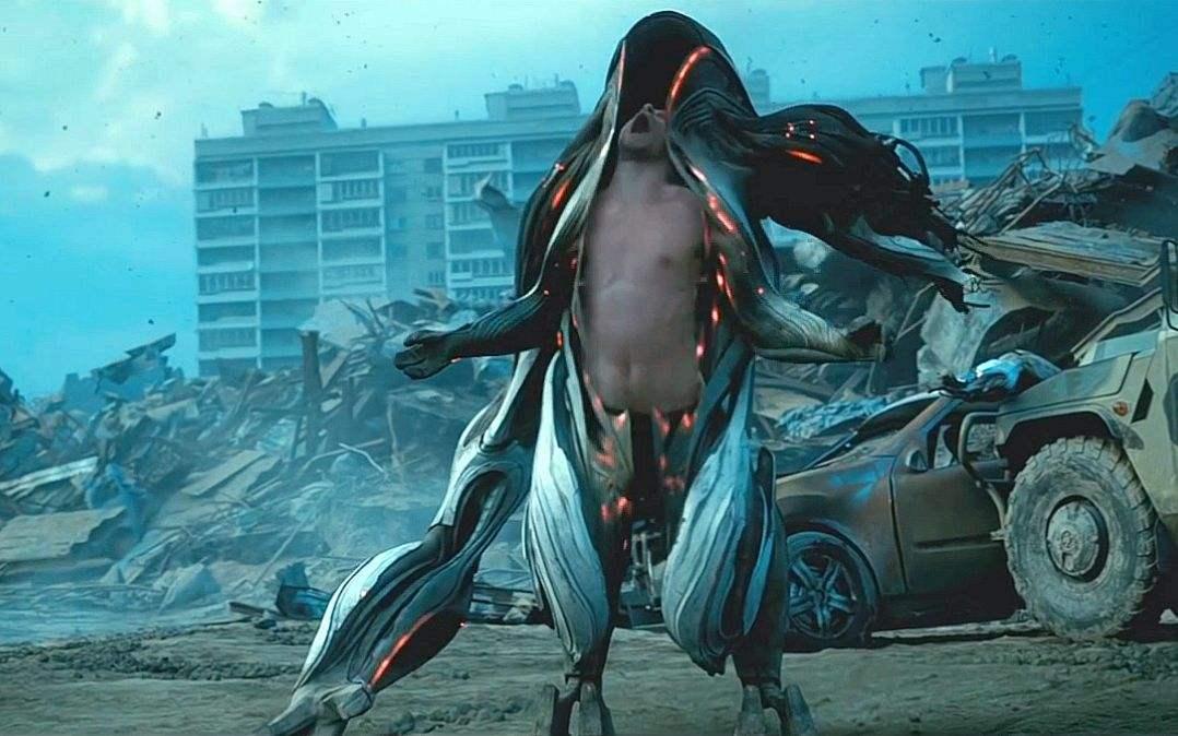 小伙子捡到一副外星机甲穿上后战斗力暴涨狂虐外星人