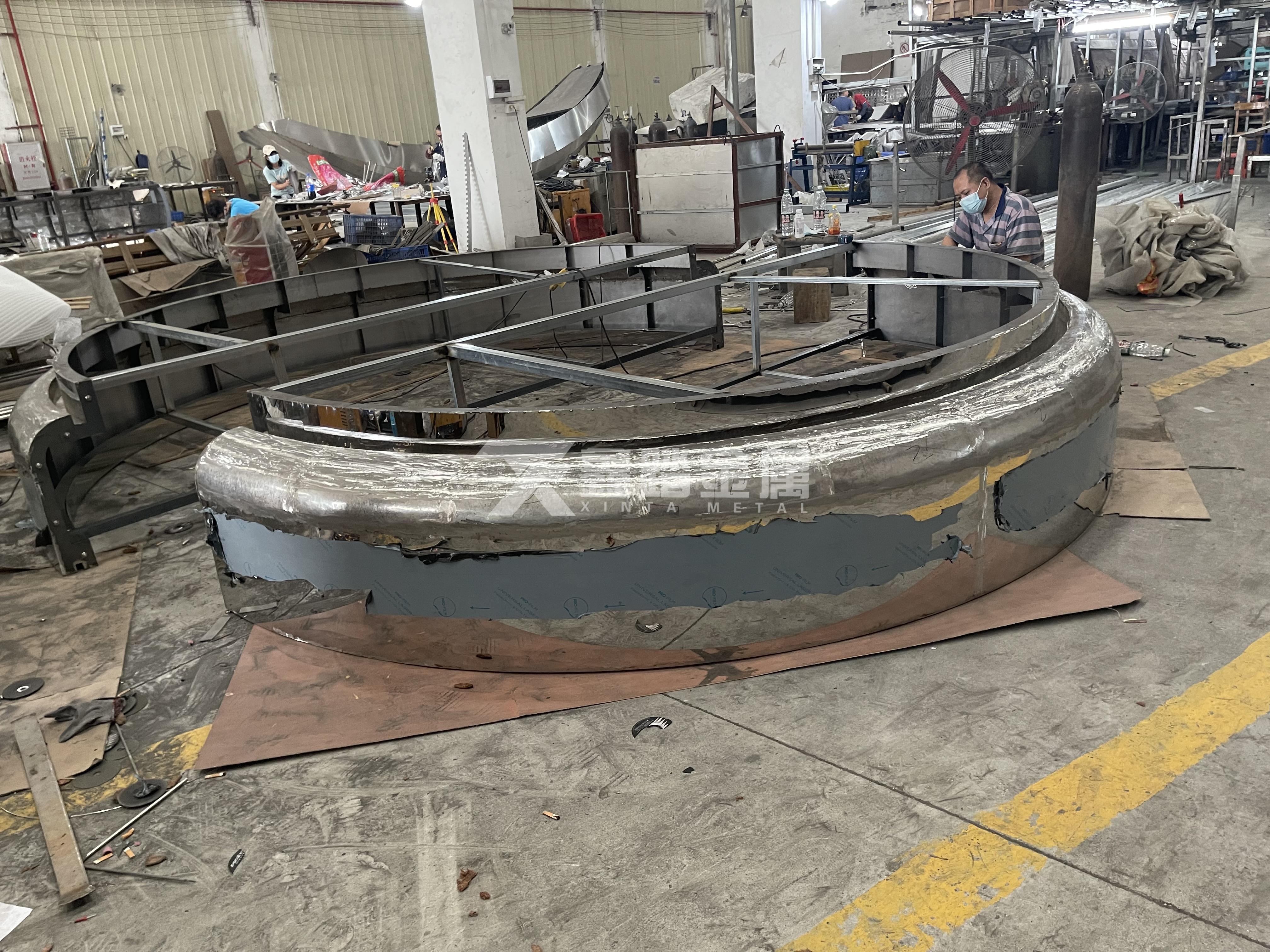 售楼部镜面不锈钢沙盘底座弧形沙盘安装图