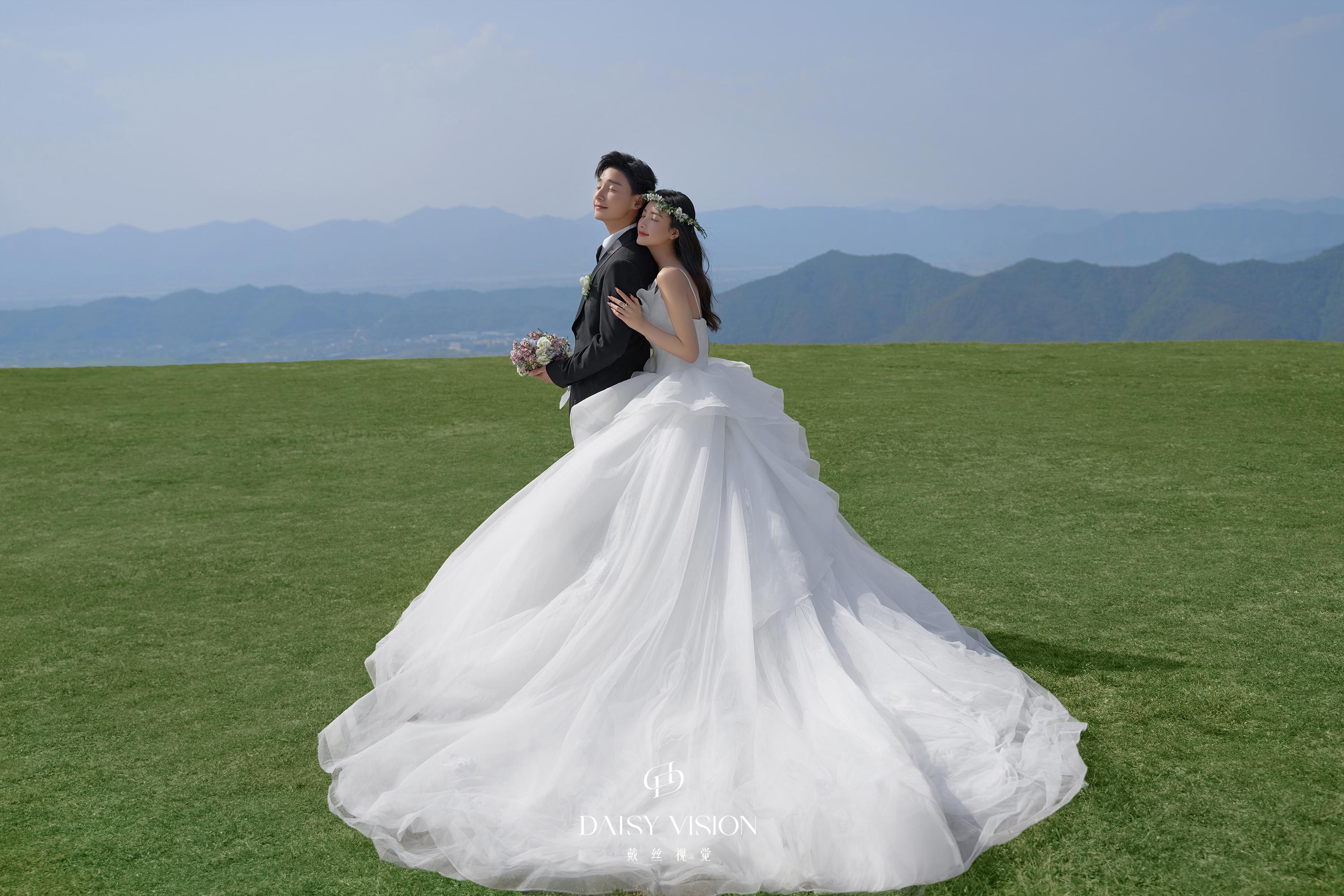 夏天必拍的草坪婚纱照享受大自然的温柔