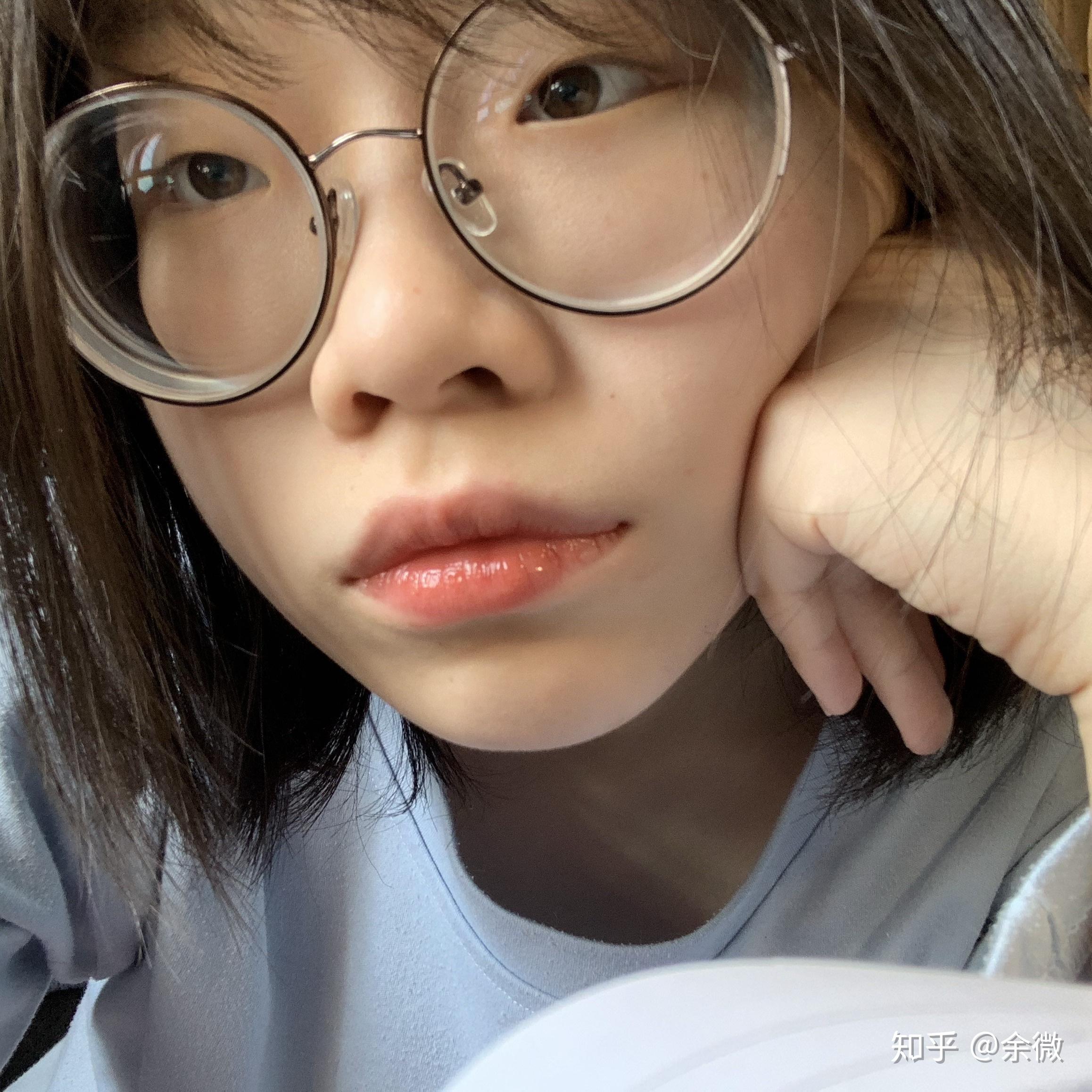 有没有那种单眼皮小眼睛塌鼻梁厚嘴唇但还挺好看的女生?