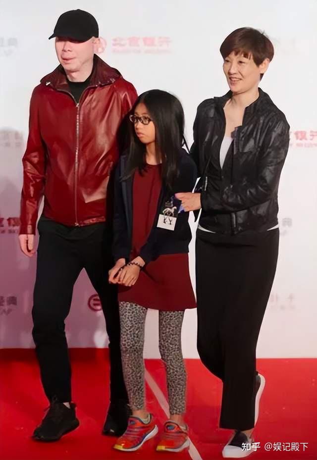 只知道这个孩子并不是很大,因为前几年她跟着冯小刚徐帆共同现身在