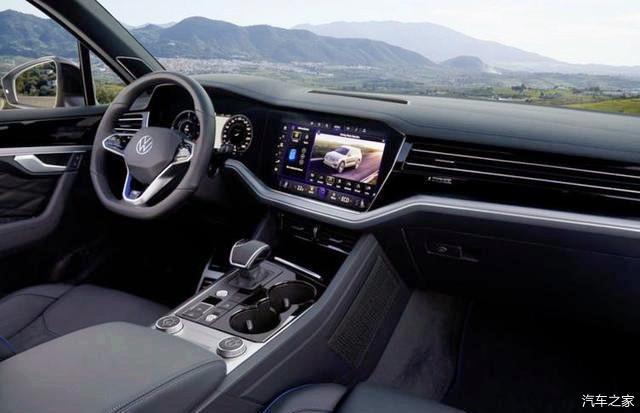 内饰部分,途锐r依旧采用了大众最新的设计,整体造型,布局与普通版车型