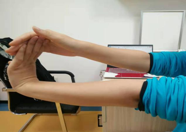 手腕伸直,前臂旋后及手肘伸直:保持30秒,重复3次/组,每天3组抗阻的