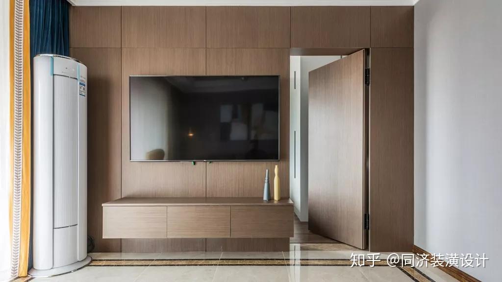 电视上墙不仅安全颜值高,还增加了客厅的活动面积;使用原木背景