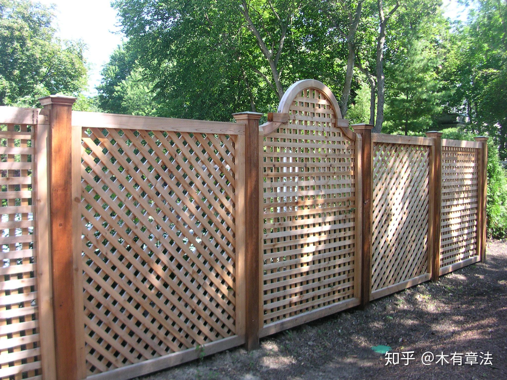 栅栏混搭搭配凉亭搭配葡萄架搭配花园门百搭的白色网格栅栏外观亮眼