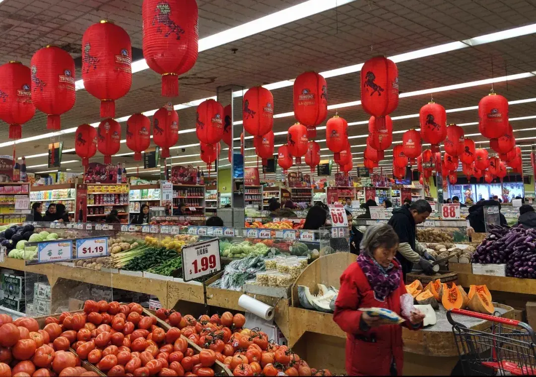 各家超市大同小異,商品的豐富度和食材的新鮮度絲毫不亞於法拉盛