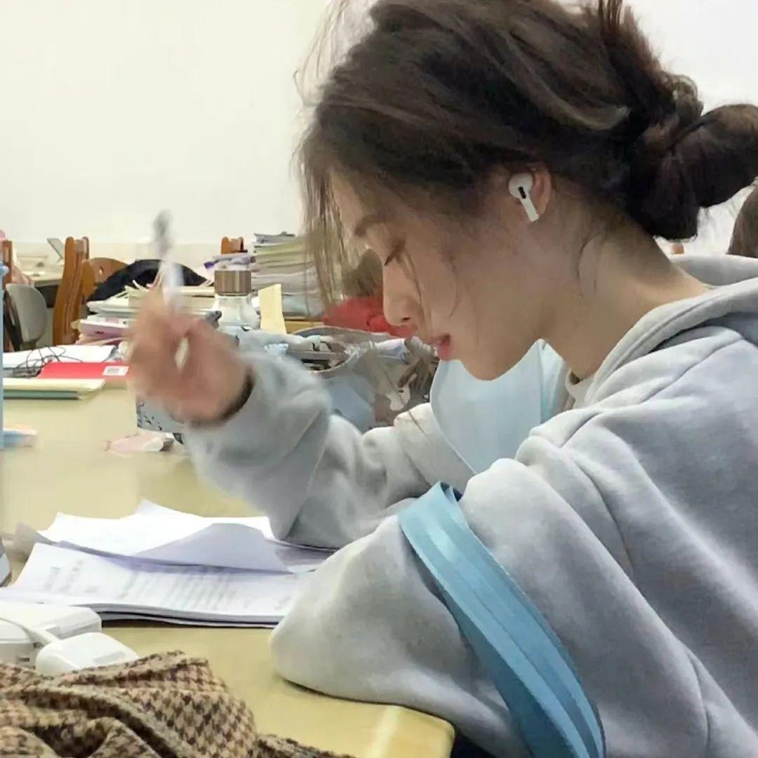 氛围感读书真人女生头像 - 知乎