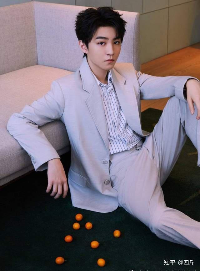 其实也简单,大概意思就是一位王俊凯的粉丝接触到了王俊凯的经纪人