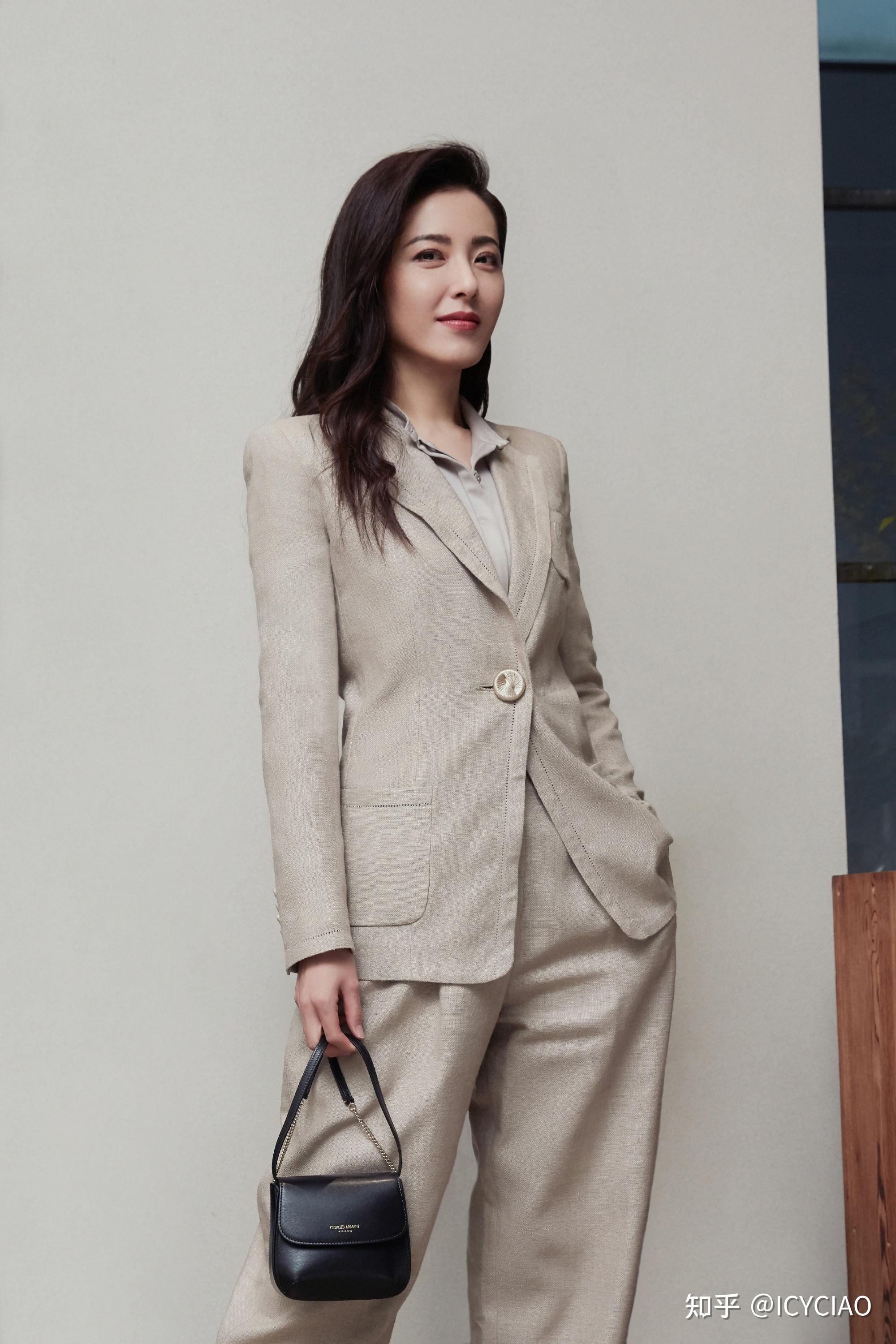曾黎一身亚麻西装秀婉约欧美范儿不愧是颜值担当正如曾黎所说亚麻材质