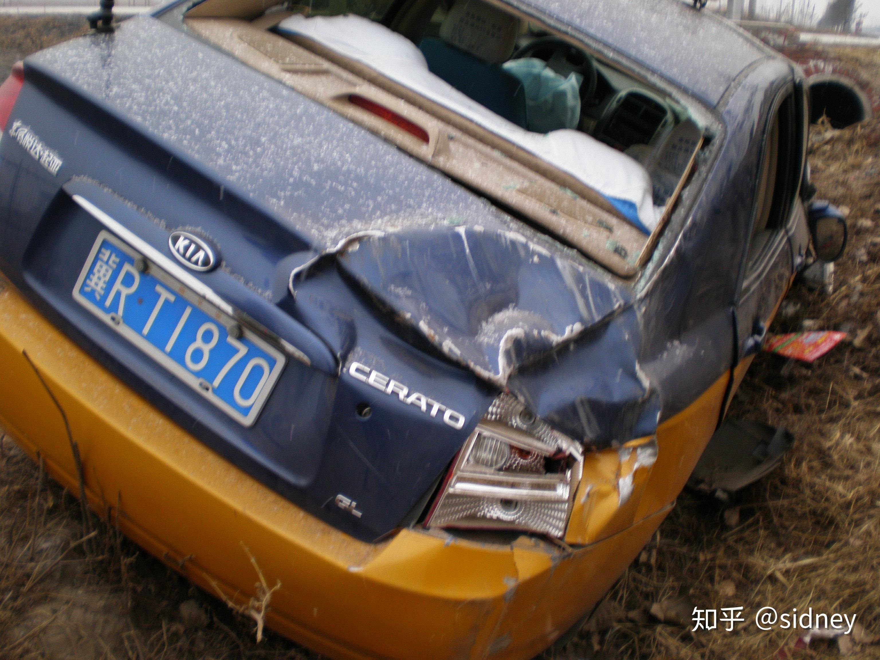 特意叫了一輛嶄新的東風起亞賽拉圖出租車,路面溼滑,車速在110km/h