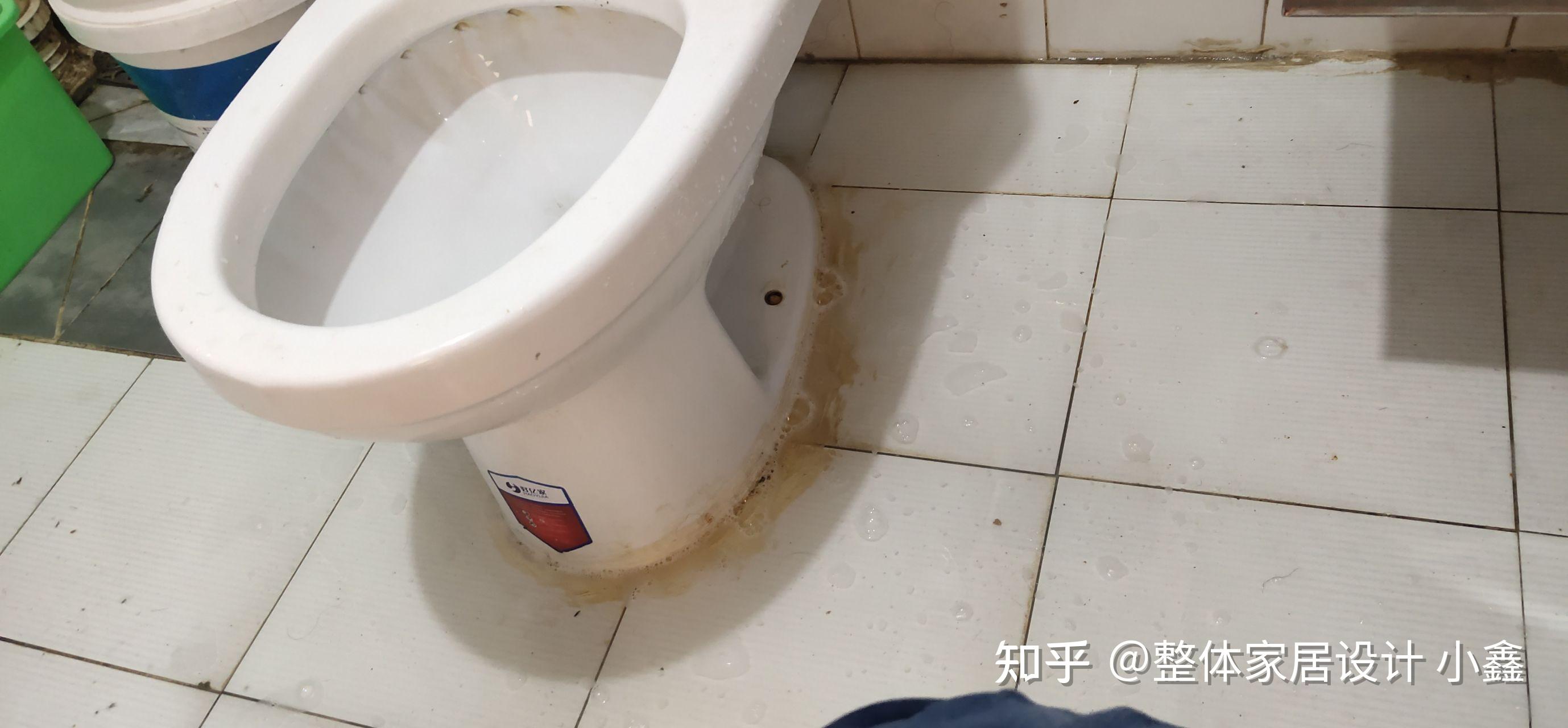 就算卫生打扫的再干净,瓷砖的缝隙填缝剂也会发黄,发污发脏.