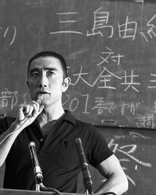 散步时，我想到了三岛由纪夫。 知乎