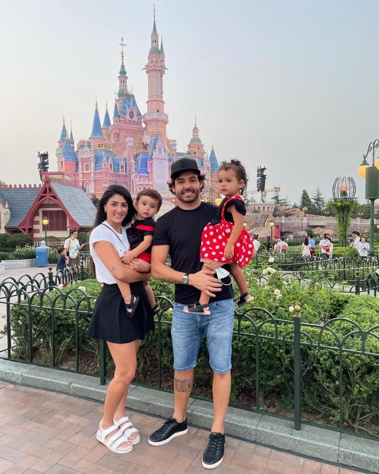 高拉特费迪南德与妻子结婚5周年阿尔巴妻子莱诺妻子洛卡特利向女友