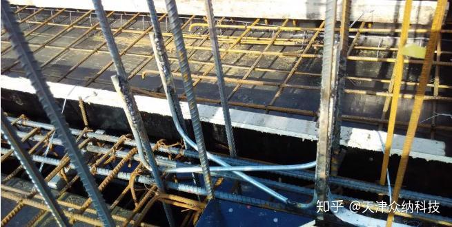 管桩在锯断后,敲开管桩的钢筋焊接,一个承台内,有两根或两根以上管桩
