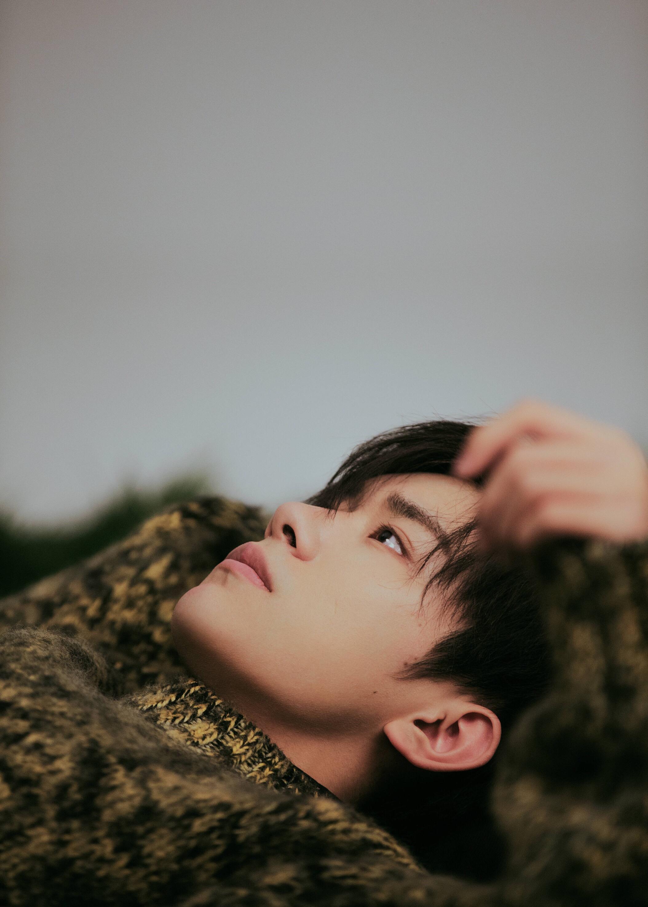 有没有易烊千玺卧倒的照片想要挂着宿舍墙上和他一起睡觉啊啊啊啊