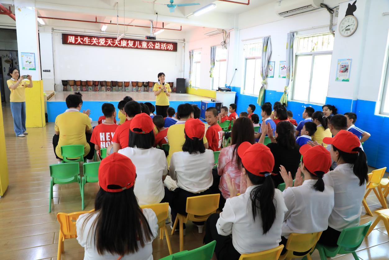 天天康复中心的孩子们送去中秋礼品,学习用具,下午茶以及听筒训练仪等