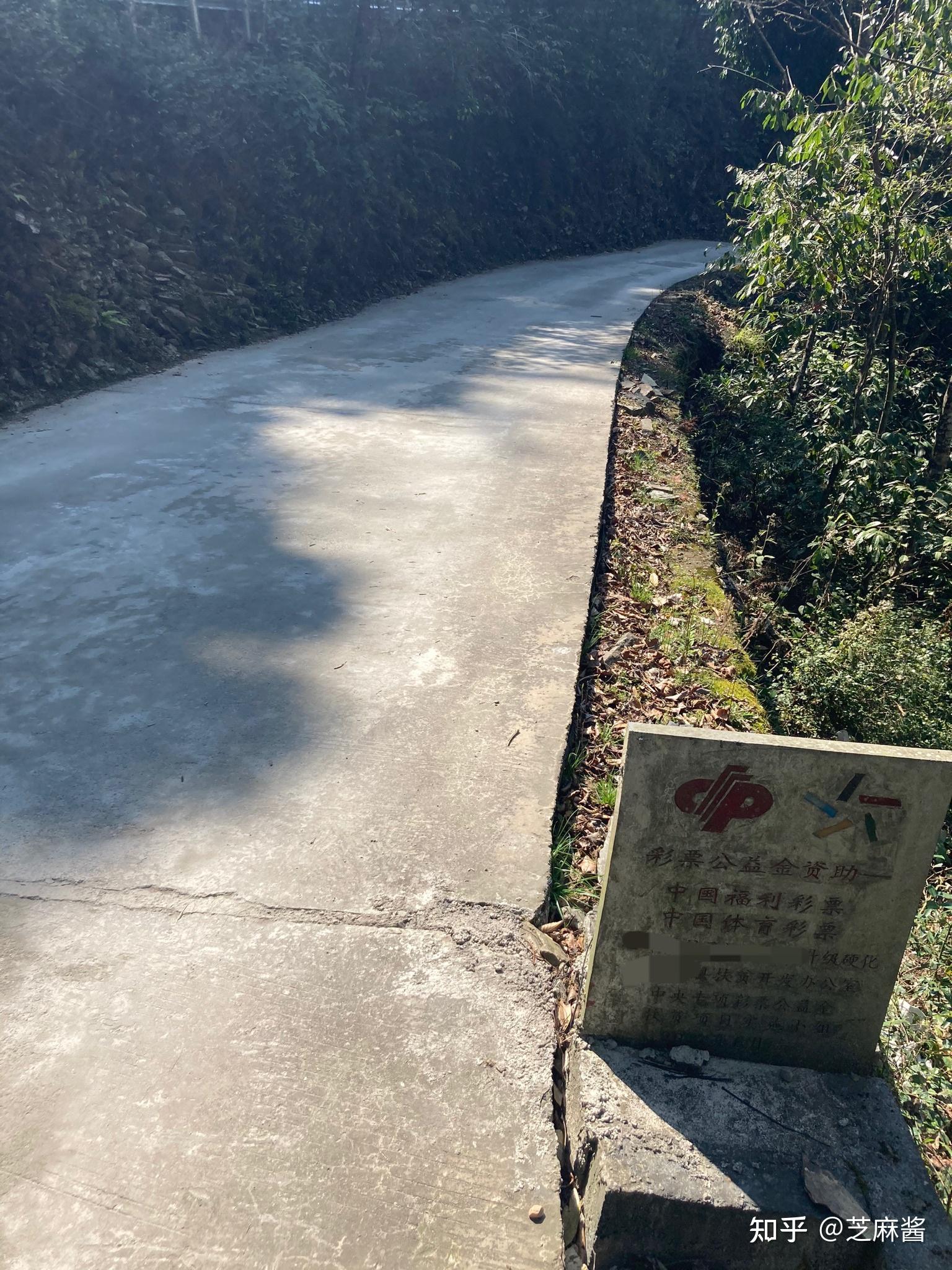 而現在,水泥路已經修到了家門口,幾乎家家戶戶都有車,許多人家建起了