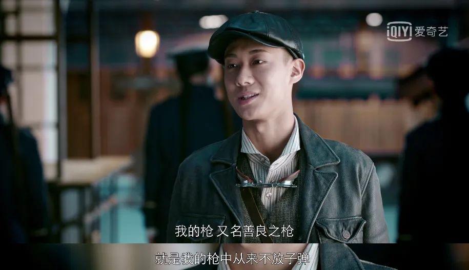 少有人知道,他从小就被另一个人格「谭二」困扰,谭二比他聪明,比他