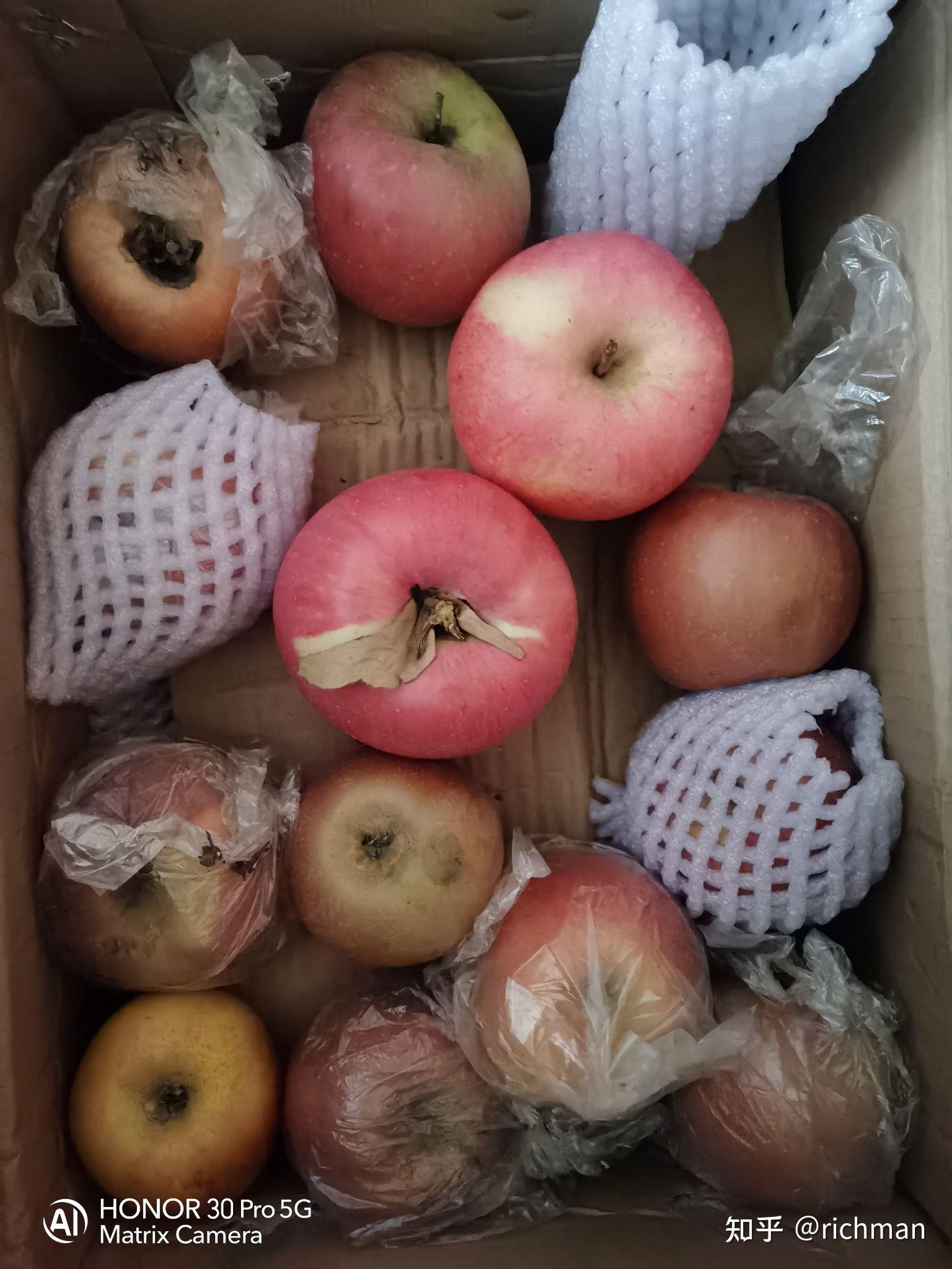 这个是太太今天在街边小贩买的,三元一斤,这五个苹果十元钱21厘米,我