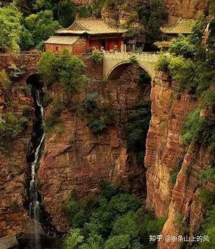 这一年,周侗带领岳飞到沥泉山上的寺庙拜访老方丈.