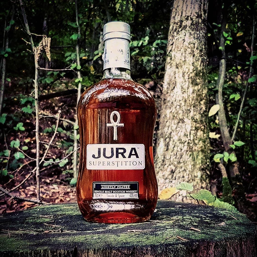 使用了重泥煤麦芽酿造,也就是说"迷信"泥煤与无泥煤威士忌勾调而成的