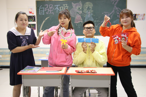 王小九手作以糖果为主题做创意手工,没想王小九做出仙女棒,既能吃又