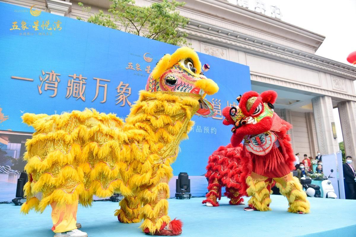 舞狮表演与采青活动的渲染下,到场的各位领导齐聚舞台为营销中心进行