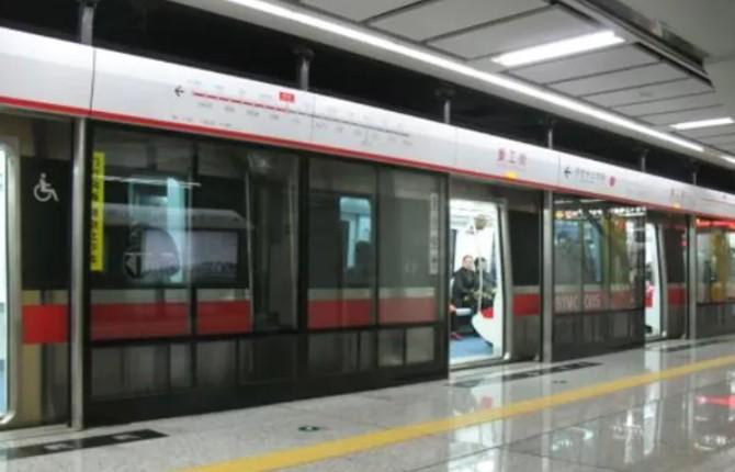 "白先生回忆,当时乘客并不多,到了怀远门站时,坐