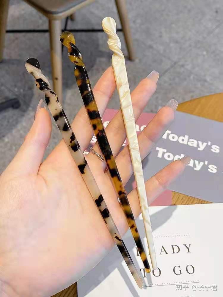 由此可见,战国时期,玳瑁就被用来制作首饰了,多是簪子.