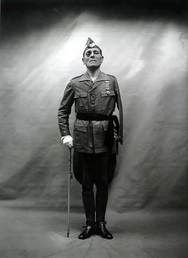 愤怒的米连-阿斯特赖将军用他幸存的独臂猛敲桌子要求发言——真正