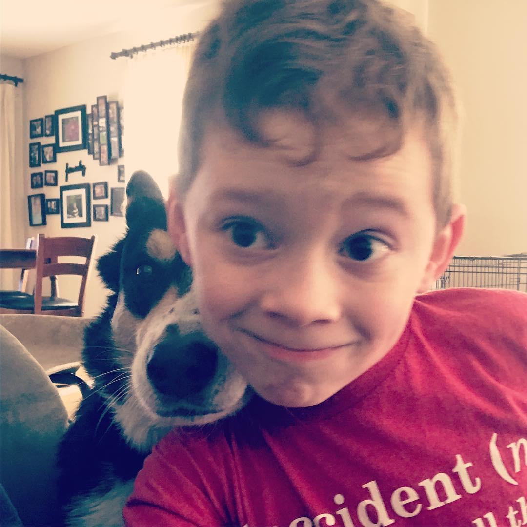 有没有假笑男孩的头像呀