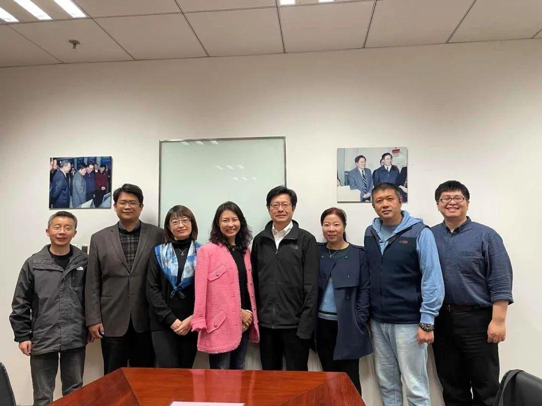 从左至右:孙涵 彭朝晖 刘婷婷 黄一玲 杜小勇 王茜莺 潘柱廷 柴云鹏附