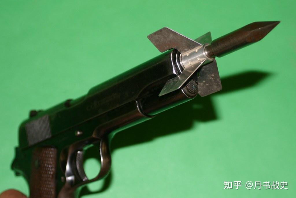 25口径的空包弹无法提供足够的发射动力,飞镖本身的重量进一步降低了
