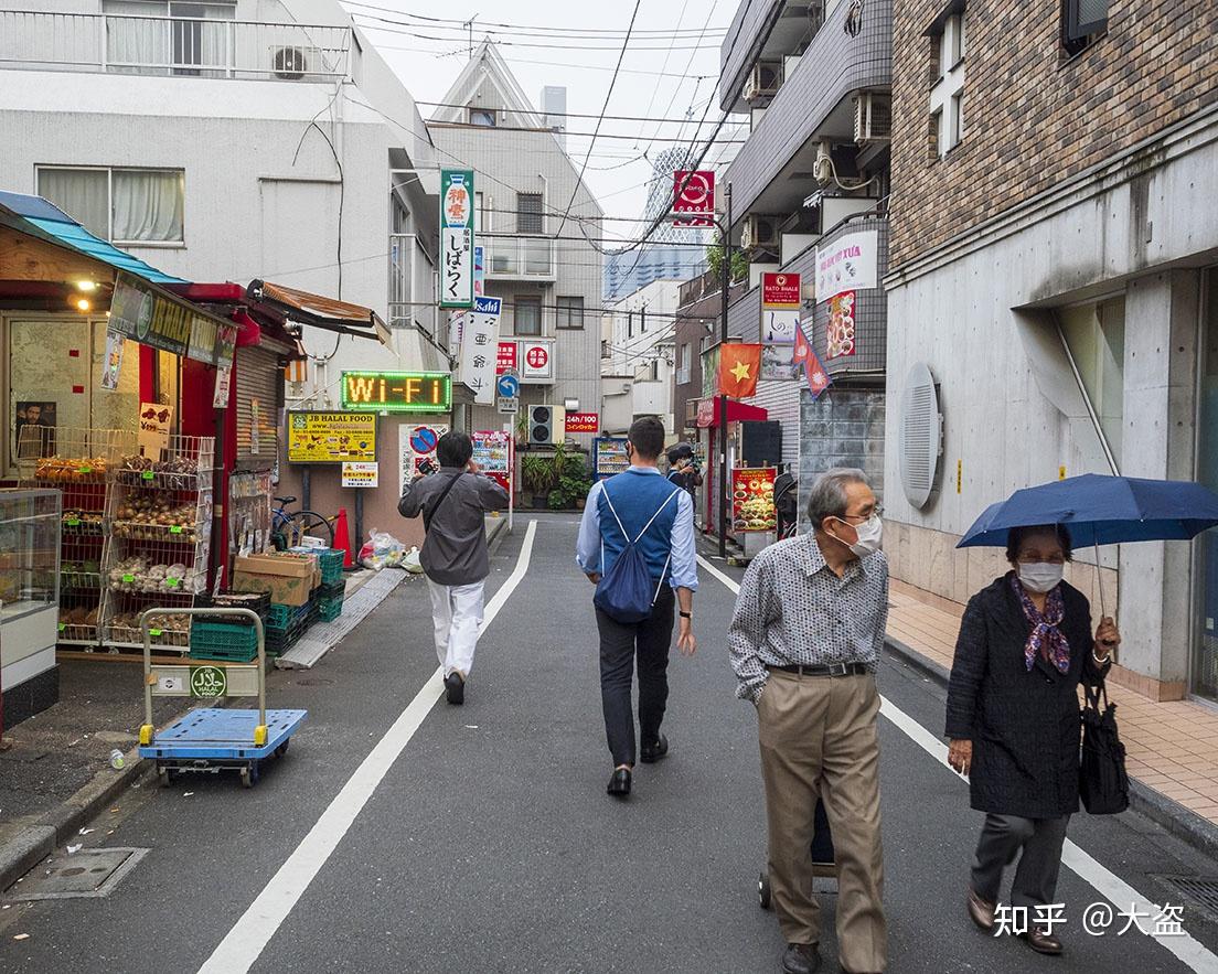 《新大久保·百人町2021"一对看上去与84年照片很相像的夫妇从