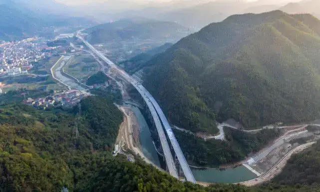 归心与归心的刮擦,让无数的归心抛锚,拥挤在新年的黄鹤山隧道.