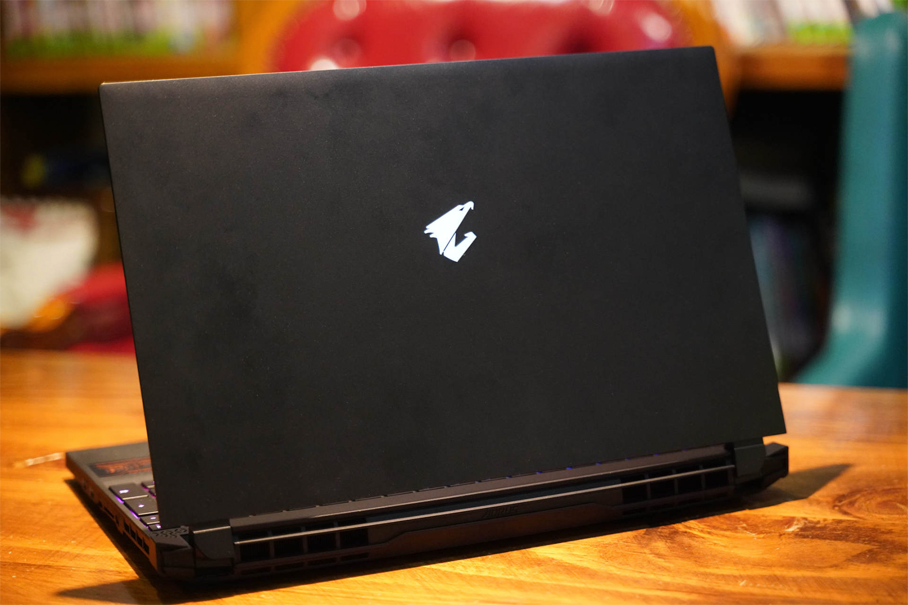 第一眼看到技嘉aorus 15p这款笔记本的时候,给我的感觉就是简约,并且