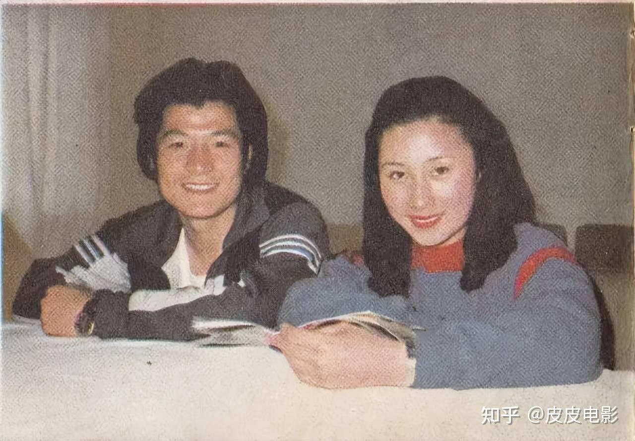 胡坚强长着一张方正的脸,身材比李连杰要高一些,身材也练得比李连杰要